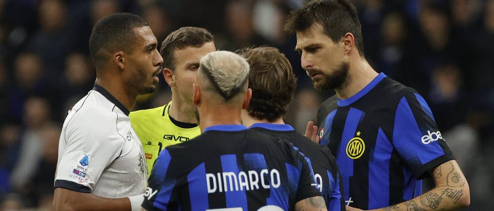 Juan Jesus (links) und Francesco Acerbi (rechts) im Spiel zwischen Neapel und Inter Mailand.