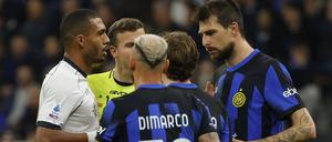 Juan Jesus (links) und Francesco Acerbi (rechts) im Spiel zwischen Neapel und Inter Mailand.