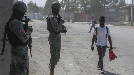 Soldaten patrouillieren auf der Straße in der Nähe des internationalen Flughafens in Port-au-Prince, Haiti. (Archivbild)