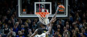 Khalifa Koumadje (schwarzes Trikot) sorgte für mehrere Highlights am Korb.