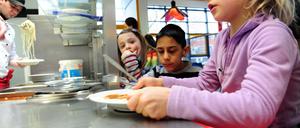 Kinder beim Schulessen.