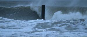 Vom Sturm aufgepeitschte Wellen (Symbolbild).