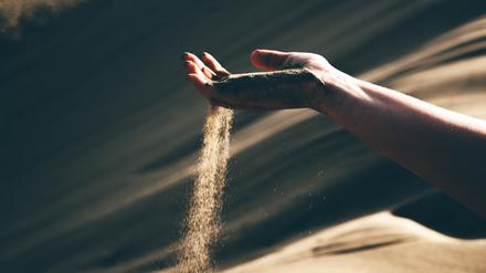 Sand, der durch die Finger rieselt: Der Berührungssinn ist ein komplexer Sinn. 