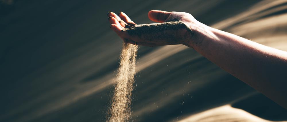 Sand, der durch die Finger rieselt: Der Berührungssinn ist ein komplexer Sinn.
