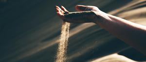 Sand, der durch die Finger rieselt: Der Berührungssinn ist ein komplexer Sinn. 