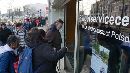 Großer Andrang beim Bürgerservice der Landeshauptstadt Potsdam in der Yorckstraße. 