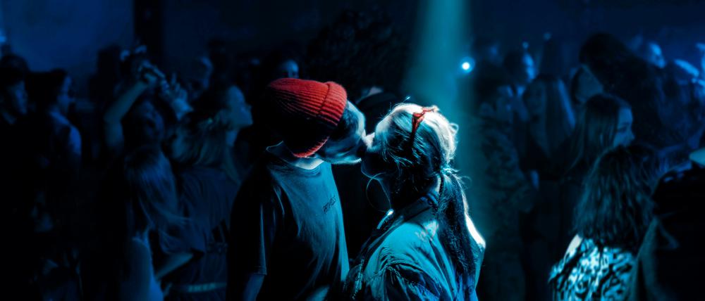 Ein Paar küsst sich in der Disco.