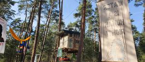 Baumhaus mit Glas-Fenstern 