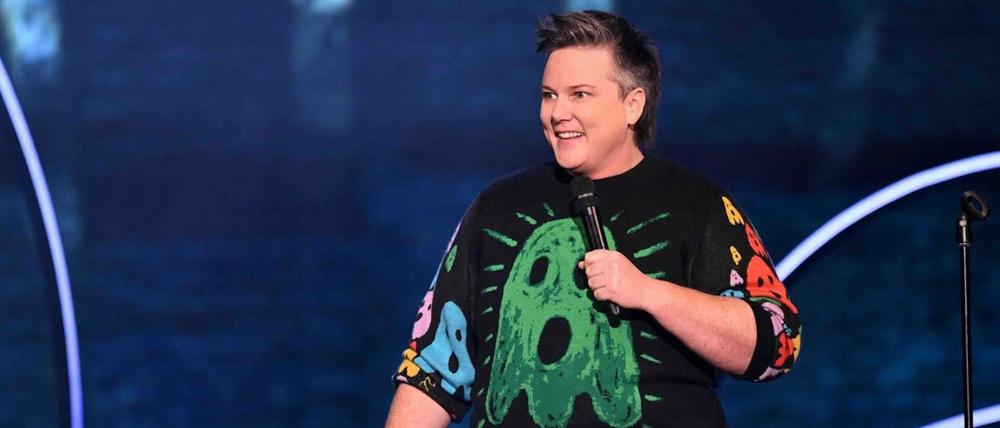 Comedian Hannah Gadsby auf der Bühne während der Show "Hannah Gadsby's Gender Agenda". Credit: Netflix
