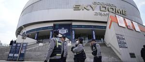 Polizisten gehen vor dem Gocheok Sky Dome vor einem Spiel zwischen den Los Angeles Dodgers und den San Diego Padres im Rahmen der MLB World Tour Seoul Series vorbei. 