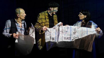Das Ensemble von „Ein Stück Illusion – Stolpersteine“ sind Carl Martin Spengler, Jens-Uwe Bogadtke und Alina Lieske.