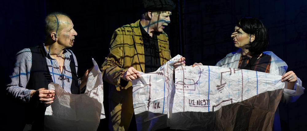 Das Ensemble von „Ein Stück Illusion – Stolpersteine“ sind Carl Martin Spengler, Jens-Uwe Bogadtke und Alina Lieske.