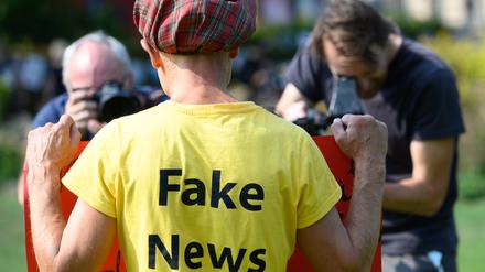Fake News haben viele Gesichter: Auf einer Querdenker-Kundgebung in Dresden demonstriert ein Mann gegen die staatlichen Corona-Regeln. 