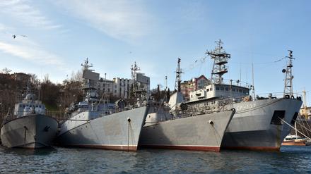Russische Kriegsschiffe liegen in Sewastopol, dem Hafen der Schwarzmeerflotte, auf der Krim, Ukraine. 