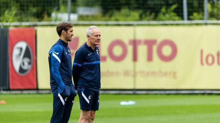 Julian Schuster (li.) soll in der kommenden Saison den SC Freiburg trainieren.