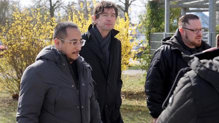 Waren, Mecklenburg-Vorpommern: Christian Drosten, Virologe, kommt in Begleitung mehrerer Männer zum Amtsgericht. Drosten ist als Zeuge in dem Prozess mit drei Angeklagten geladen, die ihn im Sommer 2022 auf einem Campingplatz unter anderem als „Massenmörder“ beschimpft haben sollen.