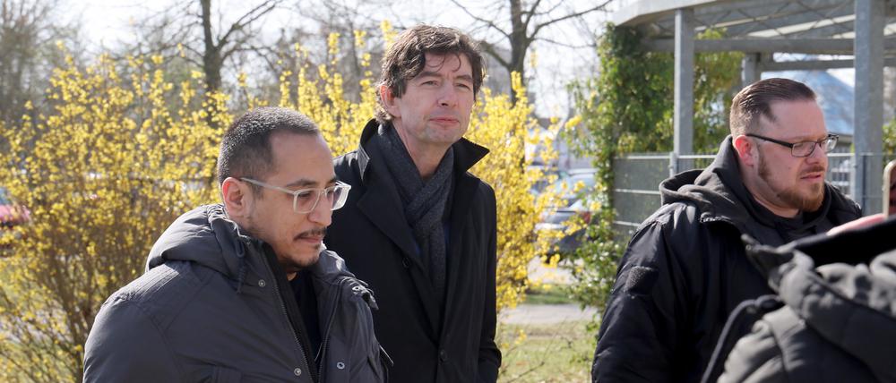 Waren, Mecklenburg-Vorpommern: Christian Drosten, Virologe, kommt in Begleitung mehrerer Männer zum Amtsgericht. Drosten ist als Zeuge in dem Prozess mit drei Angeklagten geladen, die ihn im Sommer 2022 auf einem Campingplatz unter anderem als „Massenmörder“ beschimpft haben sollen.