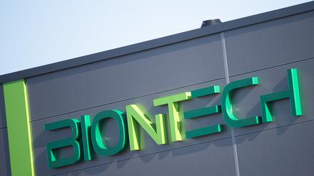 Das Biontech-Logo ist an einem Lagergebäude des Unternehmens zu sehen. Das Unternehmen bekommt das Ende der Coronapandemie immer stärker zu spüren.