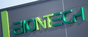 Das Biontech-Logo ist an einem Lagergebäude des Unternehmens zu sehen. Das Unternehmen bekommt das Ende der Coronapandemie immer stärker zu spüren.