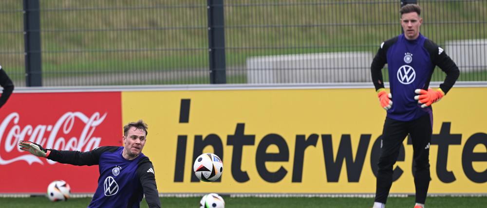 19.03.2024, Hessen, Frankfurt/Main: Fußball: Nationalmannschaft, vor dem Länderspiel gegen Frankreich, Training, DFB Campus. Die Nationaltorhüter Manuel Neuer (l) und Marc-André ter Stegen nehmen am Training teil. Foto: Arne Dedert/dpa +++ dpa-Bildfunk +++