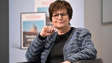 Die Potsdamer Autorin Ursula Weidenfeld stellte ihr neues Buch „Das doppelte Deutschland“ vor, das die Geschichte beider Staaten gleichberechtigt erzählt und mit einigen historischen Mythen aufräumt.