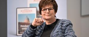 Die Potsdamer Autorin Ursula Weidenfeld stellte ihr neues Buch „Das doppelte Deutschland“ vor, das die Geschichte beider Staaten gleichberechtigt erzählt und mit einigen historischen Mythen aufräumt.