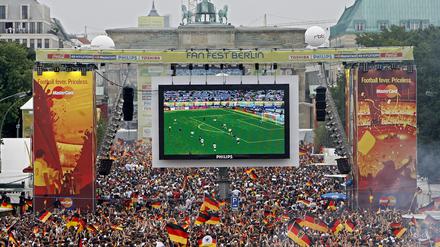 Tausende Zuschauer verfolgen auf der Fanmeile am Brandenburger Tor in Berlin das WM-Fußballspiel zwischen Deutschland und Argentinien. 