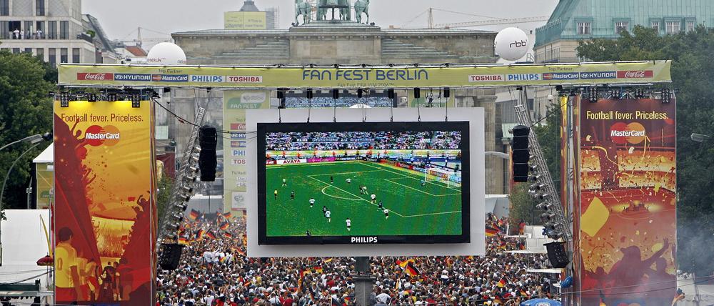 Tausende Zuschauer verfolgen auf der Fanmeile am Brandenburger Tor in Berlin das WM-Fußballspiel zwischen Deutschland und Argentinien.