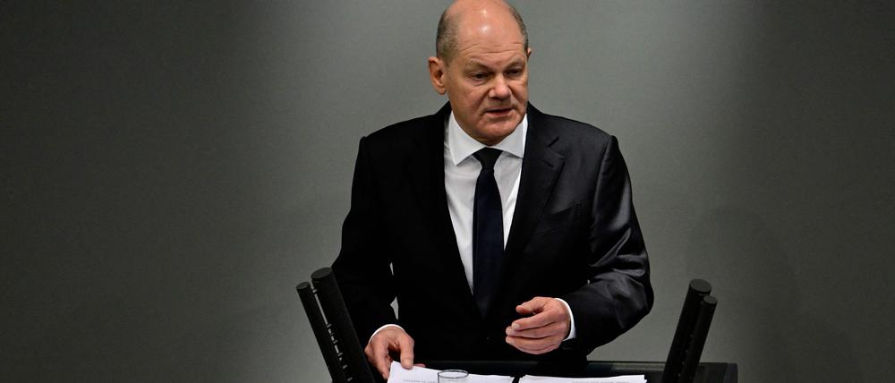 Bundeskanzler Olaf Scholz (SPD) steht bei einer Regierungserklärung im Januar im Plenarsaal des Bundestags am Rednerpult.