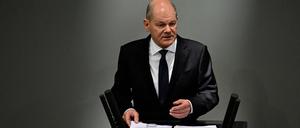Bundeskanzler Olaf Scholz (SPD) steht bei einer Regierungserklärung im Januar im Plenarsaal des Bundestags am Rednerpult.