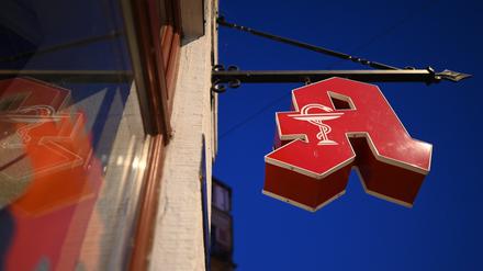 ARCHIV - 27.09.2023, Sachsen, Dresden: Das Apotheken-A ist am Morgen an einer Apotheke in der Neustadt zu sehen.  (zu dpa: «Sachsens Apotheken bemängeln technische Probleme mit E-Rezept») Foto: Robert Michael/dpa +++ dpa-Bildfunk +++