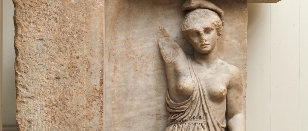 Verwundete Amazone vom großen Altar der Artemis in der unmittelbaren Nachbarschaft des Oktogon. Die Amazonen sind die mythologischen ersten Asylsuchenden im Artemistempel in Ephesos, wo auch Arsinoë IV. Asyl bekam.