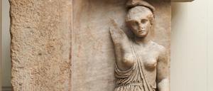 Verwundete Amazone vom großen Altar der Artemis in der unmittelbaren Nachbarschaft des Oktogon. Die Amazonen sind die mythologischen ersten Asylsuchenden im Artemistempel in Ephesos, wo auch Arsinoë IV. Asyl bekam.