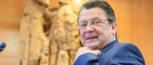 Stephan Brandner (AfD) wartet im Bundesverfassungsgericht auf den Beginn der Verhandlung im Verfahren über AfD-Klagen zu Bundestagsausschüssen.