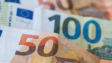 Euro-Banknoten liegen auf einem Tisch. (Symbolbild)
