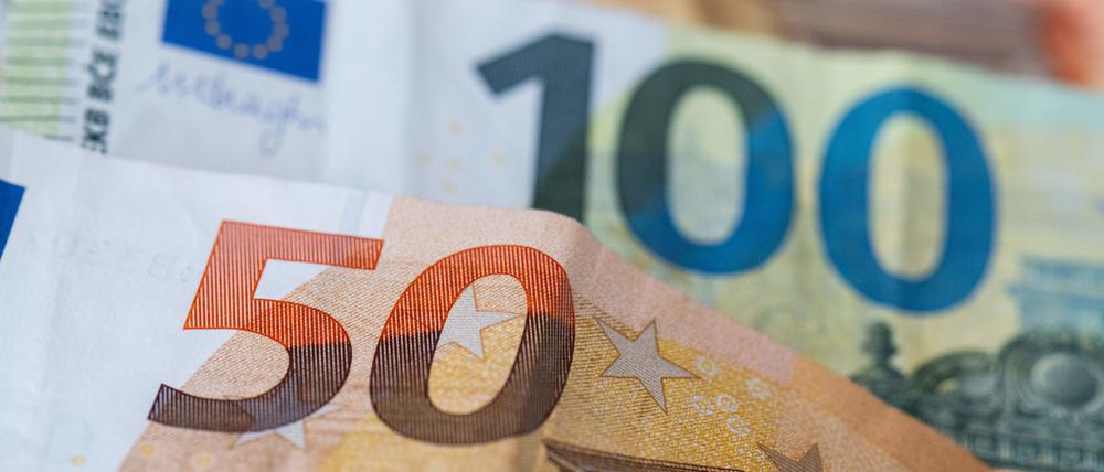 Euro-Banknoten liegen auf einem Tisch.