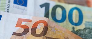 Euro-Banknoten liegen auf einem Tisch. (Symbolbild)