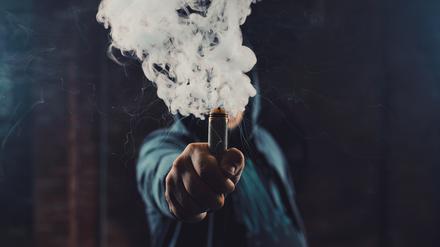 Ein Vape-Raucher. (Symbolbild)