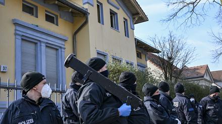 Polizisten sind im Berliner Ortsteil Buckow im Bezirk Neukölln vor einer Villa aus dem Clan-Milieu im Einsatz. (Archivbild)