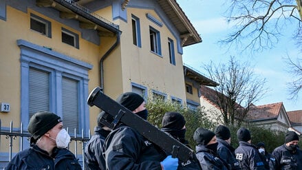 Polizisten sind im Berliner Ortsteil Buckow im Bezirk Neukölln vor einer Villa aus dem Clan-Milieu im Einsatz. (Archivbild)