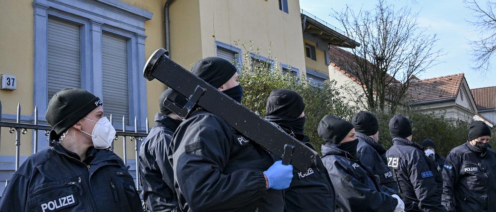 Polizisten vor der früheren Remmo-Villa im Neuköllner Ortsteil Buckow.