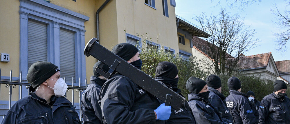 Polizisten vor der früheren Remmo-Villa im Neuköllner Ortsteil Buckow.