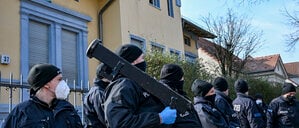 Polizisten vor der früheren Remmo-Villa im Neuköllner Ortsteil Buckow.