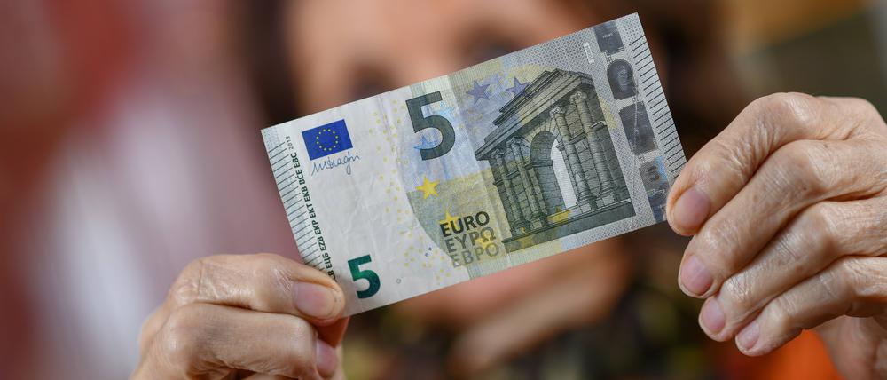180.000 Menschen könnten bald Post vom RKI bekommen - darin befindet sich ein Fünf-Euro-Schein sowie die Aussicht auf mehr.