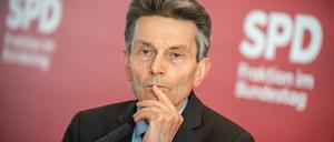 Rolf Mützenich gibt ein Pressestatement vor der wöchentlichen Fraktionssitzung. 