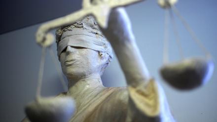  Die Statue Justitia ist in einem Amtsgericht zu sehen.