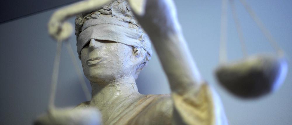  Die Statue Justitia ist in einem Amtsgericht zu sehen.