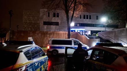 Ein Justizfahrzeug, in dem der Angeklagte sitzt, fährt nach einem Ortstermin im Prozess um einen geplanten Brandanschlag an der Synagoge vorbei. (Archivbild vom 4.12.2023)