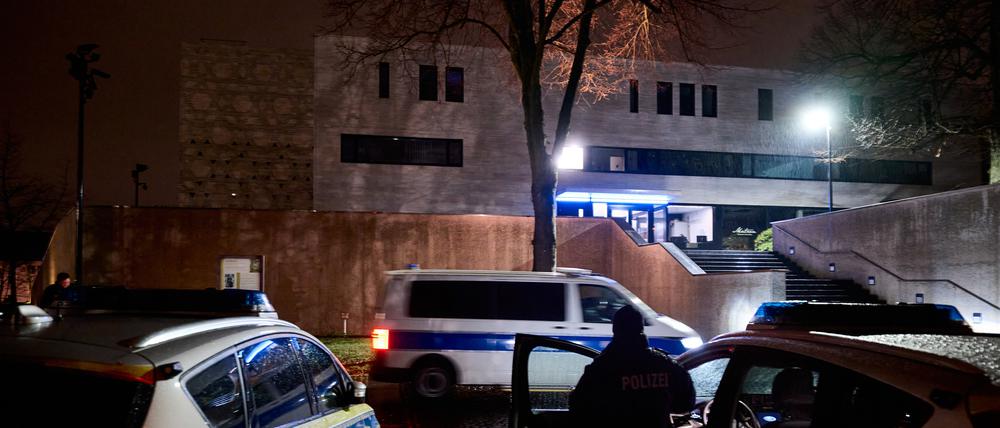 Ein Justizfahrzeug, in dem der Angeklagte sitzt, fährt nach einem Ortstermin im Prozess um einen geplanten Brandanschlag an der Synagoge vorbei. (Archivbild vom 4.12.2023)