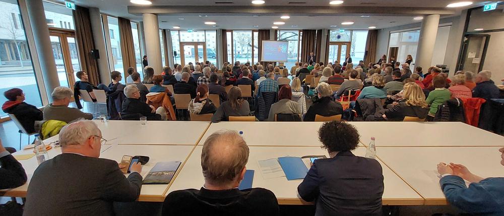 Mehr als 150 Personen aus dem Kirchsteigfeld, aus Drewitz und dem Stern waren zum Bürgerdialog gekommen.